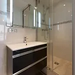 Luxury New Modern Apptmt In Center Of Paris